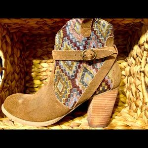 American Eagle pattered booties with heal size 7.5